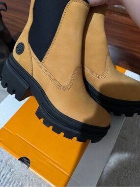 Timberland Women’s Everleigh Chelsea Boots.